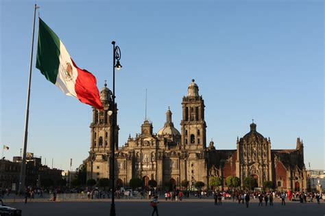 El zocalo - La Plaza de la Constitución de la Ciudad de México, popularmente conocida como El Zócalo, es la plaza principal de la Ciudad de México y una de las más icónicas del país. Junto con las calles que rodean su perímetro, posee una superficie de cerca de 46,800 metros cuadrados (195 m x 240 m). Debido a su extensión, es la segunda plaza ...